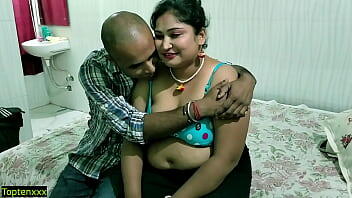 Indian Bhabhi Homemade Sex MMS giocando con grandi tette