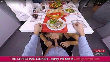 Pompini sotto il tavolo a Natale in VR con una bella bionda