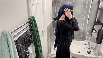 Una bellissima ragazza araba che ingoia 11 sborrate