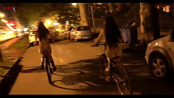 futaiuri In bici nude per le strade della città! - Dollscult