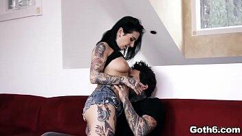 Ragazza goth tatuata 610